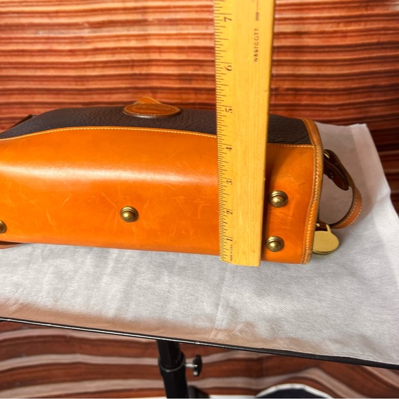 Dooney & Bourke Black and Tan Leather Crossbody Shoulder Bag, great condition - Picture 16 of 17